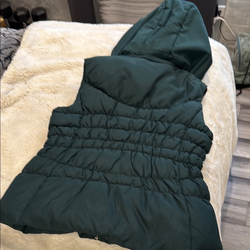 NWOT, michael kors Women's Green Puffer Vest - Picture 5 of 9